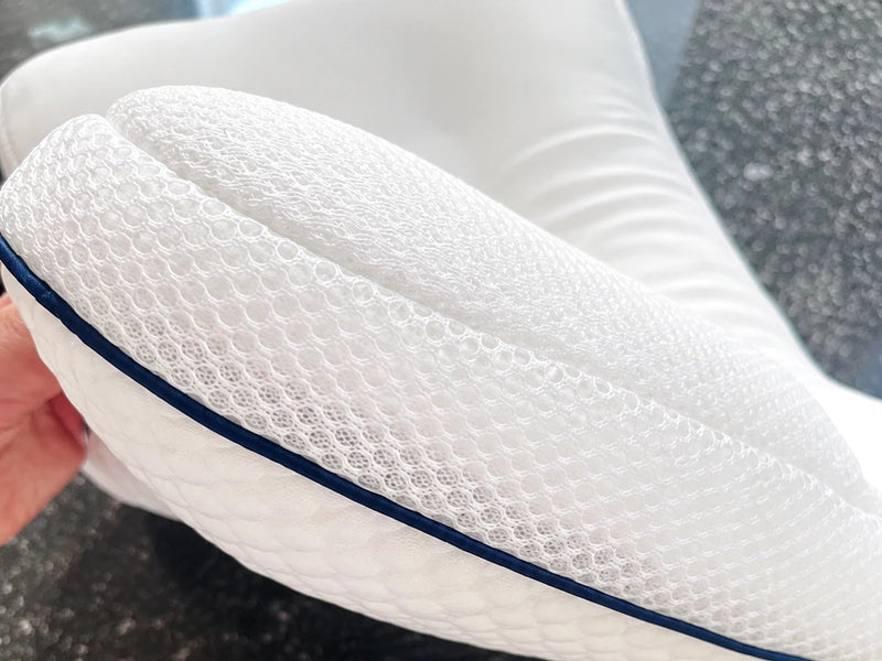 Foto de cliente: detalle del tejido transpirable y del ribete azul de la almohada Pioupiou